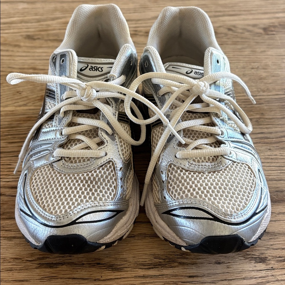 ASICS Gel-Kayano 14 tennis shoes. - Picture 2 of 5